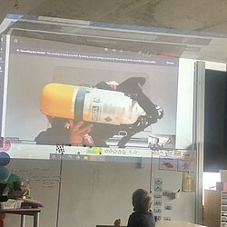 Was hat ein Feuerwehrmann beim Einsatz dabei? Jürgen Arnold veranschaulicht das Thema Atemschutz. 