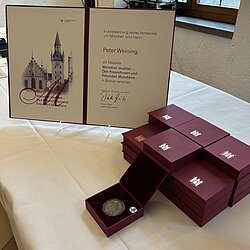 Abzeichen vor der Verleihung