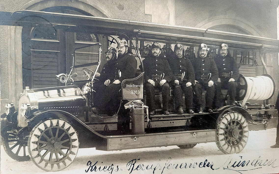 Abteilung 5 (Au) mit ihrer Saurer-Motorspritze im Einsatz als Ersatz für die verwaiste Berufsfeuerwehr-Nebenwache IV in der Kellerstraße