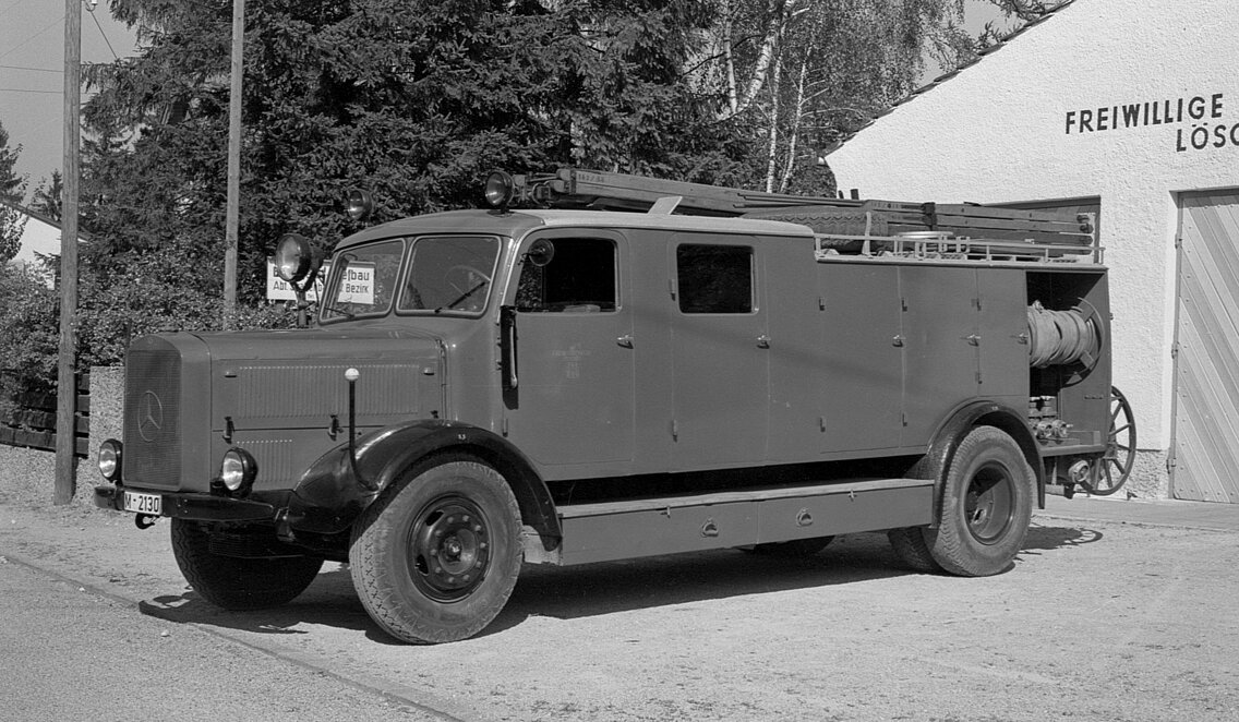 Von diesen LF 25 auf Mercedes Benz L 4500 S Bj. 1940 hatte die FF München zwei Stück. Vermutlich handelte es sich um Beutefahrzeuge, die der Branddirektion von den Alliierten zugewiesen wurden. Eingesetzt waren sie bei der LG 13 Perlach und LG 14 Waldperlach. Das Bild zeigt das LF 25 vor dem Gerätehaus der LG Waldperlach das 1936 von den Nationalsozialisten mit großem Prunk eingeweiht wurde aber im Krieg, aufgrund der Lage keine Verwendung fand.