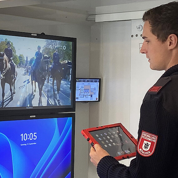 Im Einsatzleitwagen 2