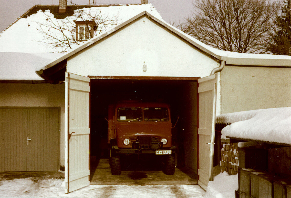 Garage in der Waldfriedhofstraße 56 mit dem ersten Fahrzeug, dem VLF auf Unimog-Fahrgestell vom Katatrophenschutz
