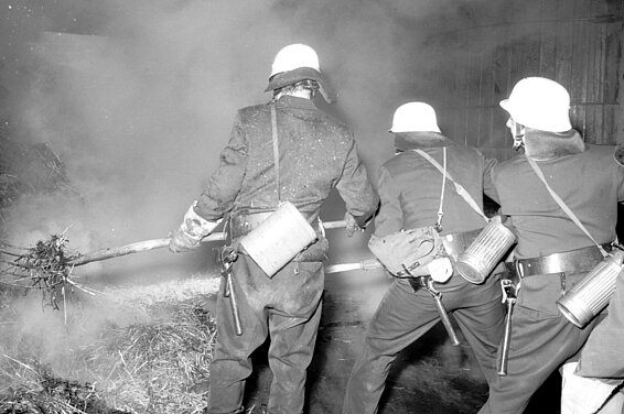 Ein Trupp beim Ablöschen von Glutnestern im Haustock