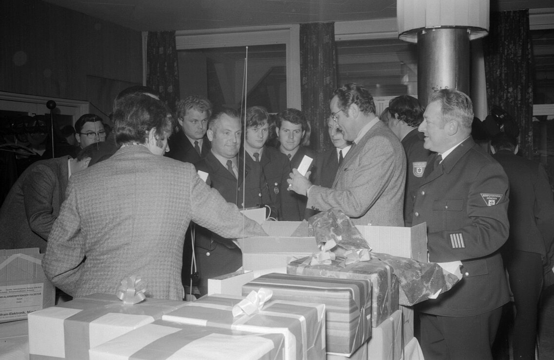 50 Funkalarmempfänger, mit denen die Abteilungen Perlach, Trudering und Forstenried ausgestattet wurden