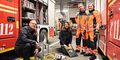 Üben für einen Einsatz (von links): Jürgen Arnold und Maren Linnenberger, die das Projekt der FF München leiten, sowie die Teammitglieder Andreas Abend und Sabine Seeberg, die beide auch VdK-Mitglieder sind. Foto: Sebastian Heise