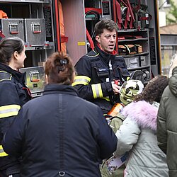 Beim Vorlesetag wurden auch Feuerwehrfahrzeuge gezeigt