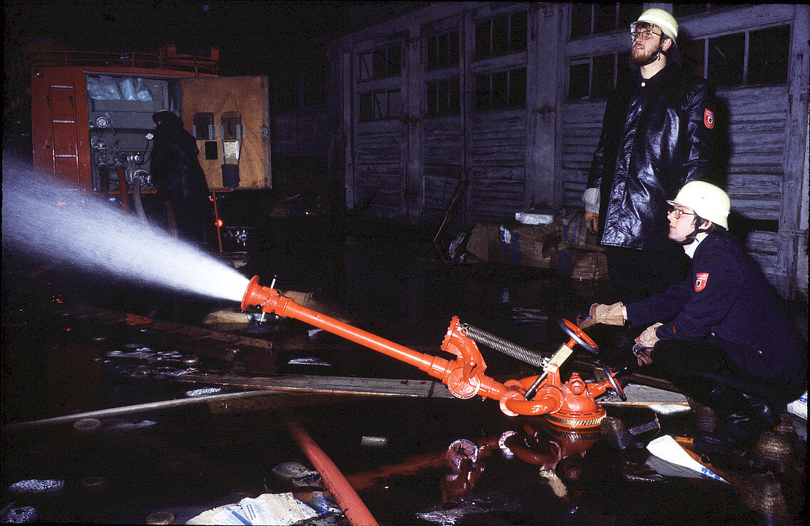 Massiver Wassereinsatz beim Brand in der Lagerhalle in der Flössergasse