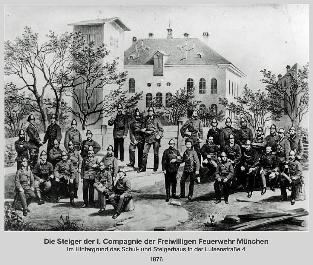 Gruppenbild der Steiger der 1. Kompanie der Freiwilligen Feuerwehr München vor dem Schul- und Steigerhaus in der Luisenstraße 4