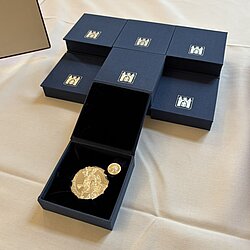 Abzeichen vor der Verleihung