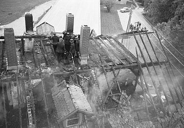 Hinter dem Kamin ist mit weißem Helm der neue Baurat Seegerer zu sehen