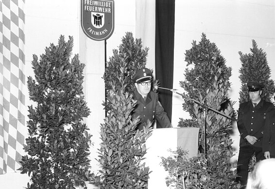 Kommandant Reuter bei seiner Ansprache in der neuen Fahrzeughalle der LG Freimann