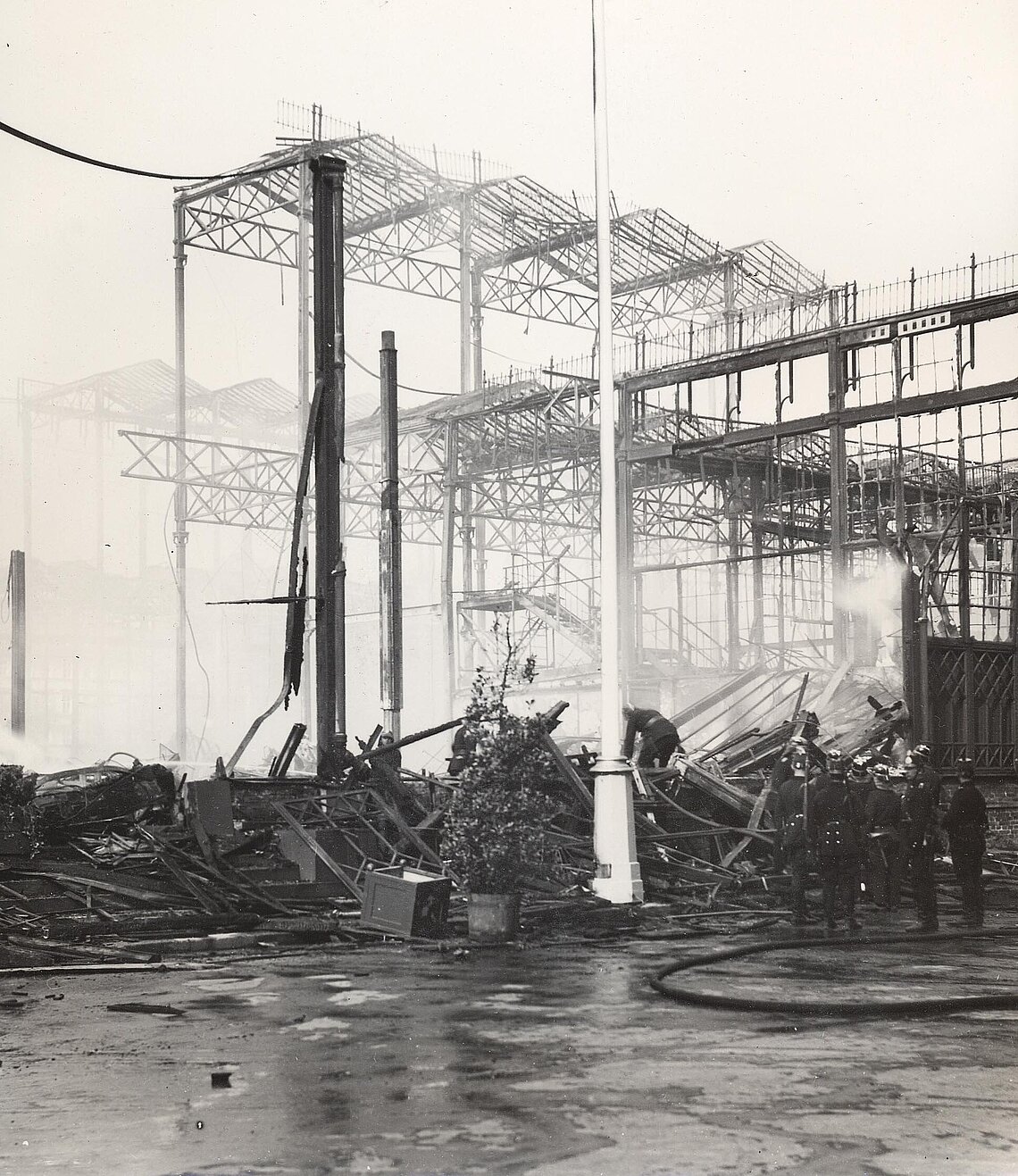 Münchner Feuerwehrmänner bei den Nachlöscharbeiten am Glaspalast