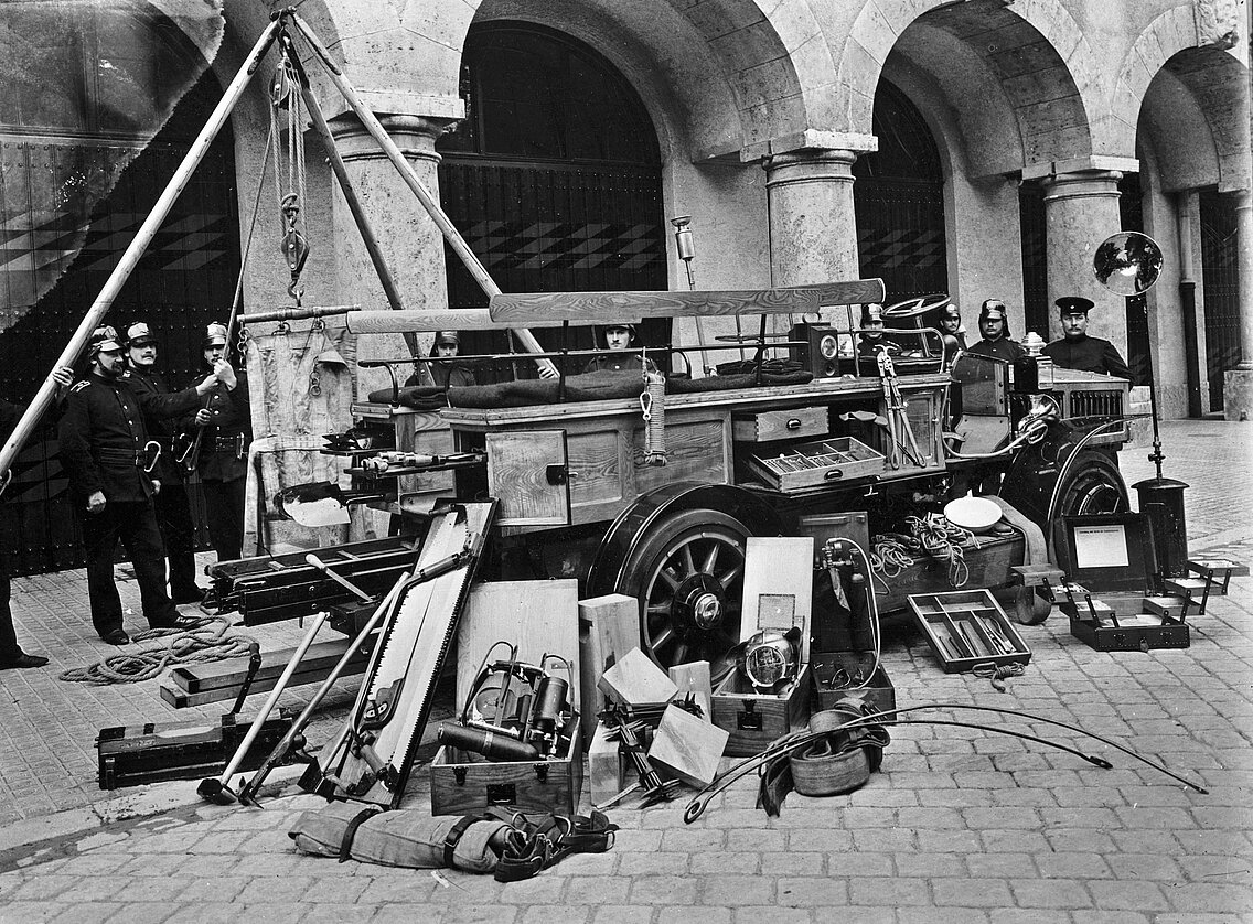 Elektro-automobiler Rettungswagen mit seinen technischen Geräten