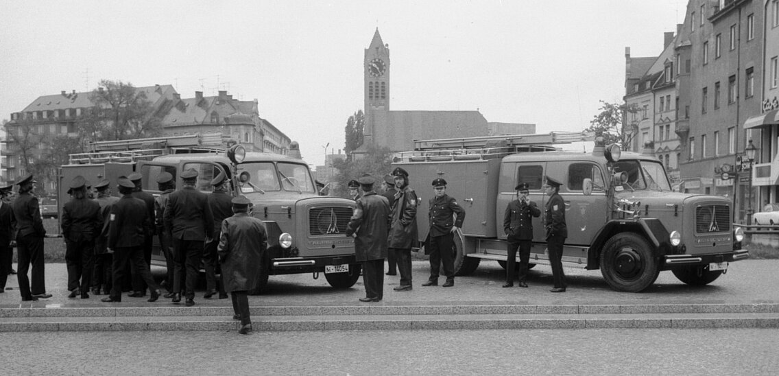 Auf dem Vorplatz der Münchner Freiheit wurden die beiden neuen Fahrzeuge der Abt. Moosach und Großhadern den Mitglieder der FF München präsentiert