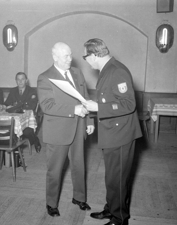 Kdt. Reuter überreicht HBM a.D. Johann Pöttinger die Ernennungsurkunde zum Ehrenmitglied der FF München