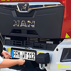 Neues Kennzeichen „FFM“ wird für die FF München am Fahrzeug montiert