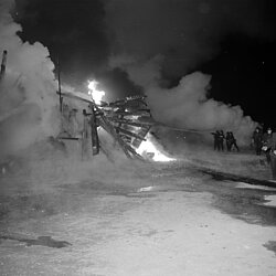 Mit einem massiven Löschangriff mit B-Rohren wird die Lagerhalle gelöscht