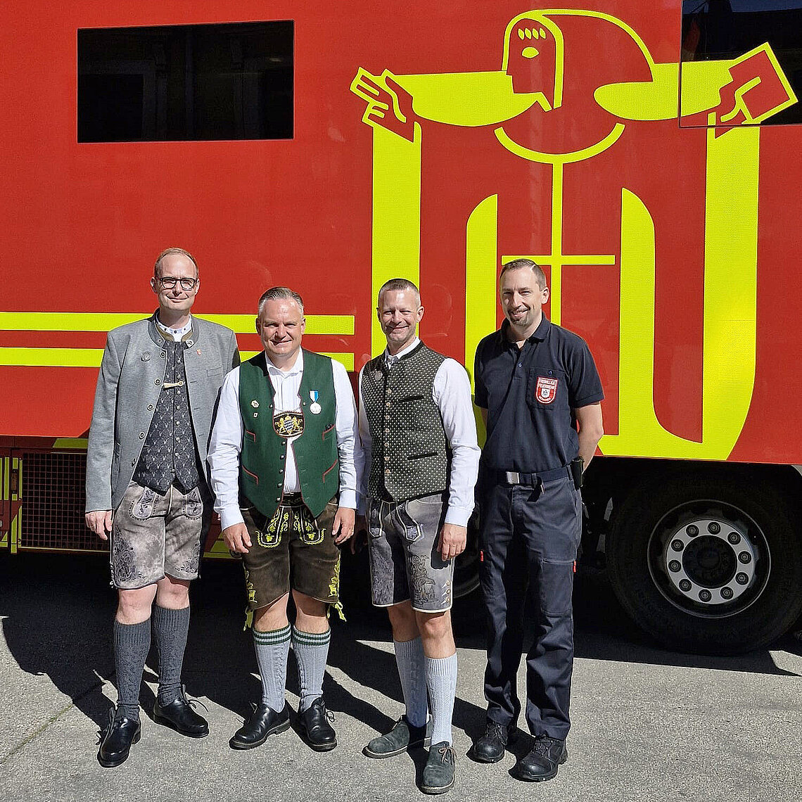 v.l.n.r.: SBR Claudius Blank, Wiesn-Chef Dr. Christian Scharpf, SBI Florian Klein und SBM Sebastian Meusel vor dem ELW2