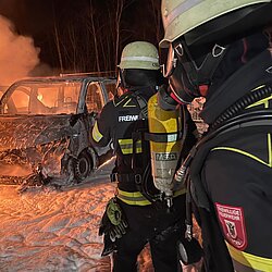 Feuerwehr löscht bei Dunkelheit brennende Fahrzeuge mit Schwerschaum 