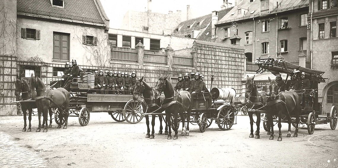 Der letzte Pferdelöschzug im Innenhof der Hauptfeuerwache 1913, kurz vor der Außerdienststellung