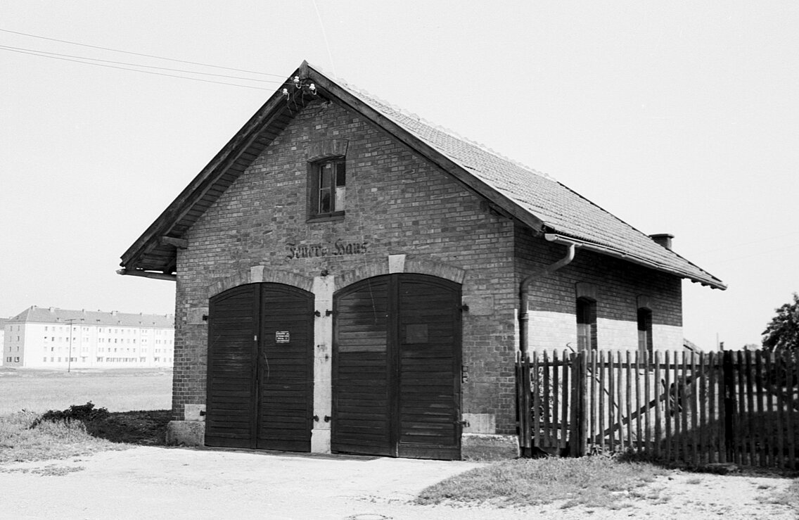 Gerätehaus der Löschgruppe Freimann, im Hintergrund die ab 1929 entstandene Reichsbahnsiedlung