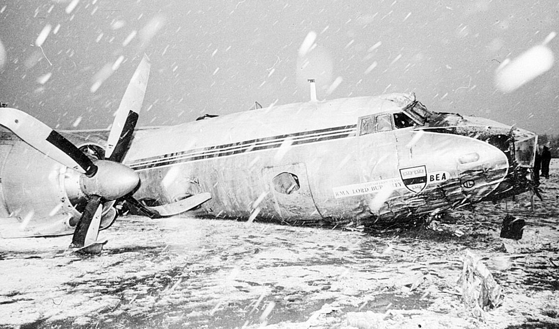 In der verunglückten zweimotorigen Airspeed AS.57 Ambassador Typ „Elizabethan“ mit der Flugzeugkennung G-ALZU, saß die erfolgreiche Fußballmannschaft von Manchester United, sowie deren Begleitpersonal, Fans und Sportjournalisten. Insgesamt 38 Passagiere und sechs Besatzungsmitglieder in dem 47 Plätze fassenden Flugzeug.
