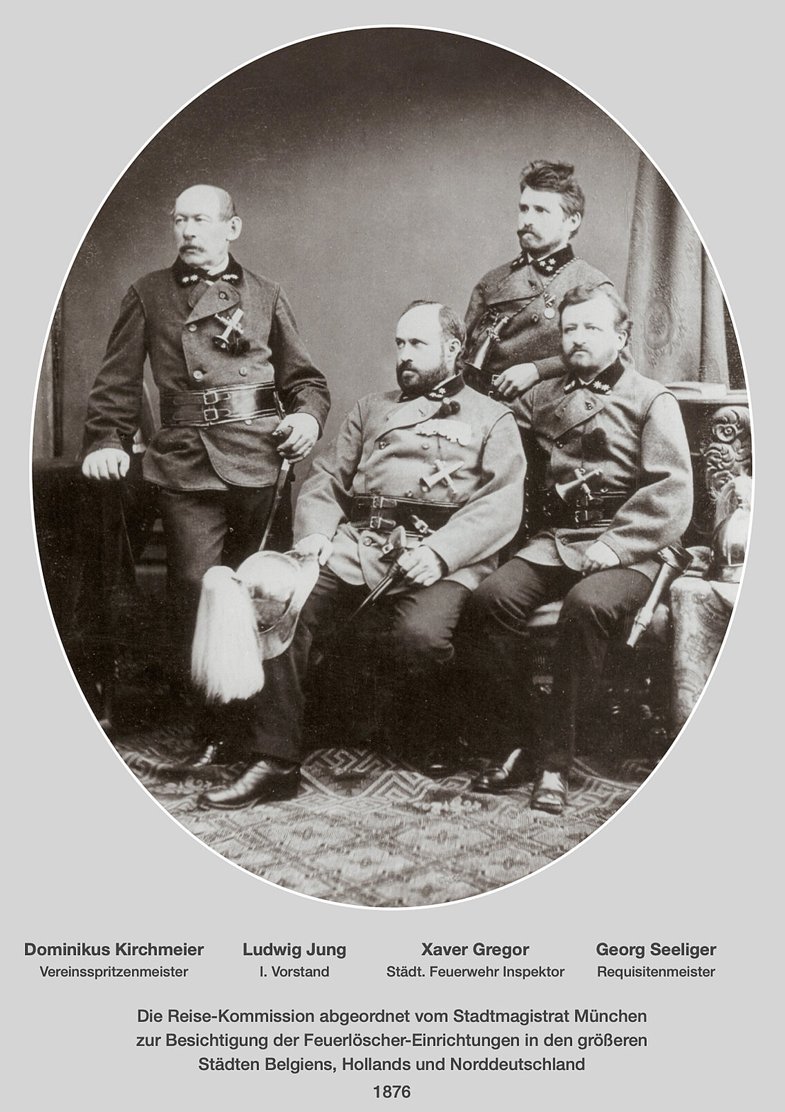 Kirchmeier, Jung, Gregor und Seeliger in Münchner Brandjoppe, in einem ovalen Rahmen, Text: Mitglieder einer Reise-Kommission von 1876 zur Besichtigung von Feuerlösch-Einrichtungen in Belgien, Holland und Norddeutschland, 1876