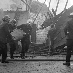 Ein Sack Kraftfutter vor den Flammen geborgen