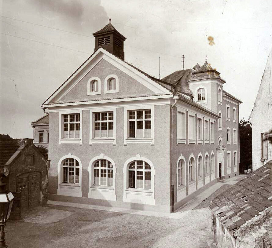 Das prächtige Schulhaus von Bogenhausen, links noch knapp im Bild das kleine und nicht besonders einladende Feuerhaus der Feuerwehr Bogenhausen