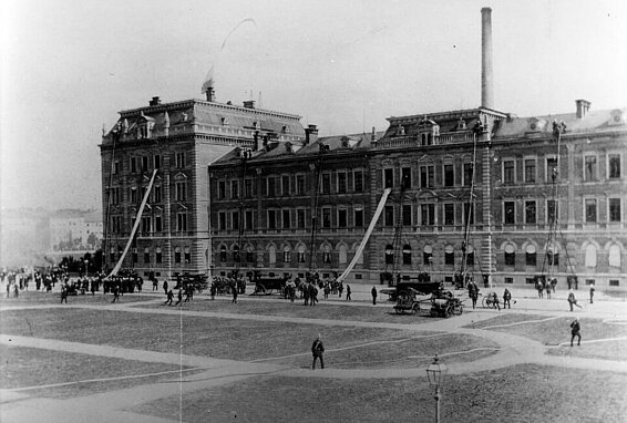 Die große Hauptübung am Gebäude des Kadetten-Corps am Marsplatz: Löschangriff am Gebäude