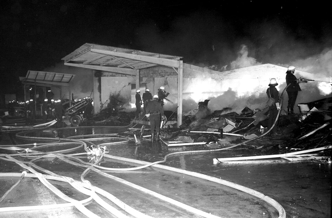 Die Einsatzkräfte beim Brand der Möbelhalle in Dagelfing