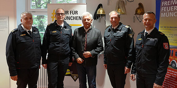 v.l.n.r.: SBI Michael Schmid, SBR Claudius Blank, OB Dieter Reiter, OBD Wolfgang Schäuble und SBI Florian Klein