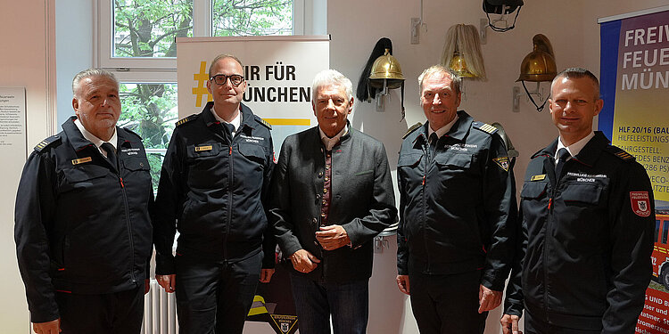 v.l.n.r.: SBI Michael Schmid, SBR Claudius Blank, OB Dieter Reiter, OBD Wolfgang Schäuble und SBI Florian Klein