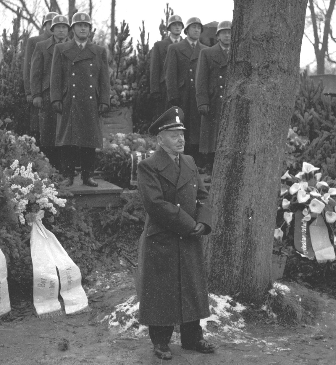 Kommandant Ostermeier bei seine Ansprache bei der Beerdigung von Kommandant a.D. Michael Wislsperger