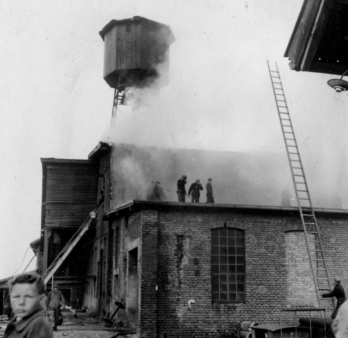 Großbrand in der Süddeutschen Ziegelei in Lochhausen. Dies sind eines der wenigen Bilder einer Einsatzstelle in der Nachkriegszeit. Vermutlich wurden diese Bilder, acht Stück insgesamt, von einem externen Fotografen gemacht und der Branddirektion überlassen, das würde das Bildformat erklären.