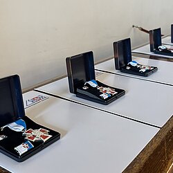 Abzeichen vor der Verleihung