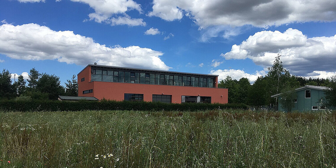 Das Gerätehaus der Abteilung Waldperlach mit Blick auf die Dachterrasse