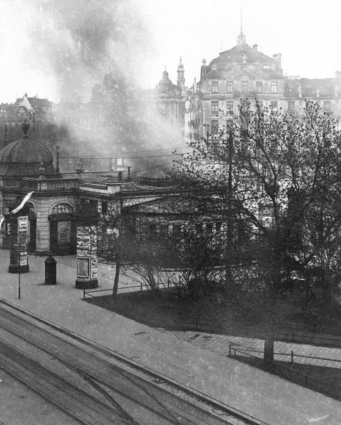 Der brennende Kiosk am Stachus am 1. Mai 1919
