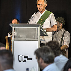 Kirchliche Weihe und Böllerschützen
