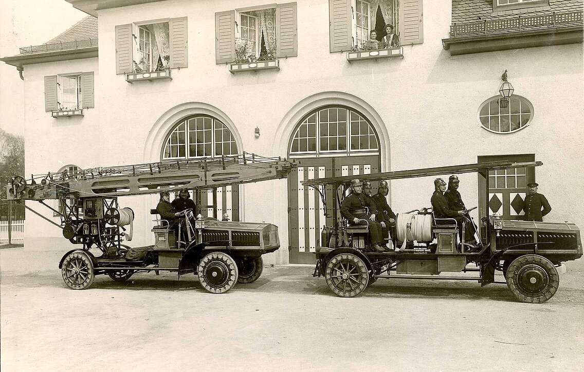 Elektro-automobiler Löschzug vor der Ausstellungswache mit Balanceleiter und Gasspritze