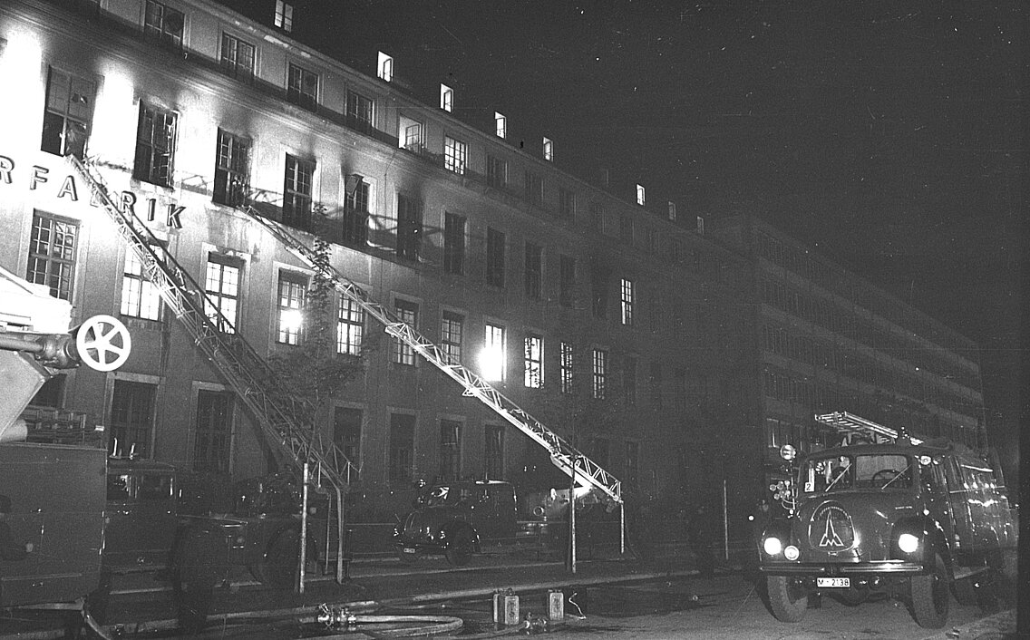 Zwei der vier Drehleitern auf der Rosenheimer Straße im Einsatz