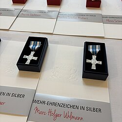 Abzeichen vor der Verleihung