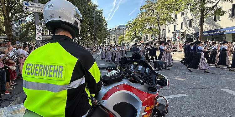 Kradmelder beim Trachten- und Schützenzug