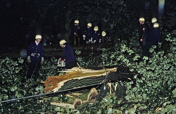 Einsatzkräfte der Freiwilligen Feuerwehr München an der Floriansmühle im Einsatz