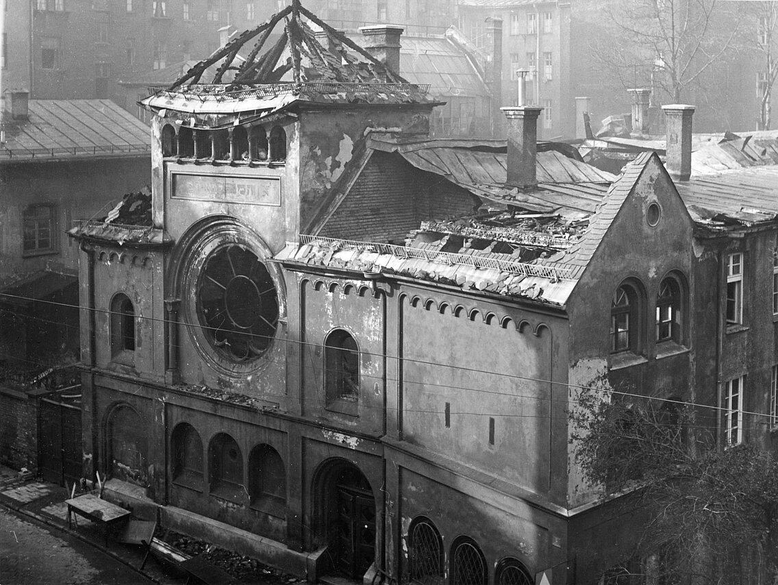 Die durch den gelegten Brand komplett zerstörte Synagoge Ohel Jakob, in der 1866 die jüdischen Kameraden der FF München dort ihren Gründungsgottesdienst feierten