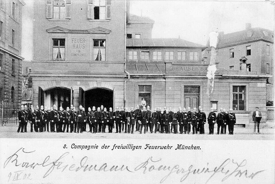 Die 3. Compagnie vor ihrem Feuerhaus in der Tumblingerstraße