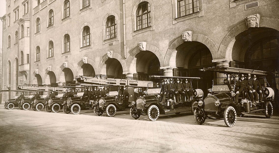 Die neuen Löschzüge der Hauptwache mit Motorspritze, Mannschaftswagen und Drehleiter sowie im Hintergrund der Schlauch- und Tenderwagen sowie der Tierunfallwagen, der bereits 1912 beschafft wurde