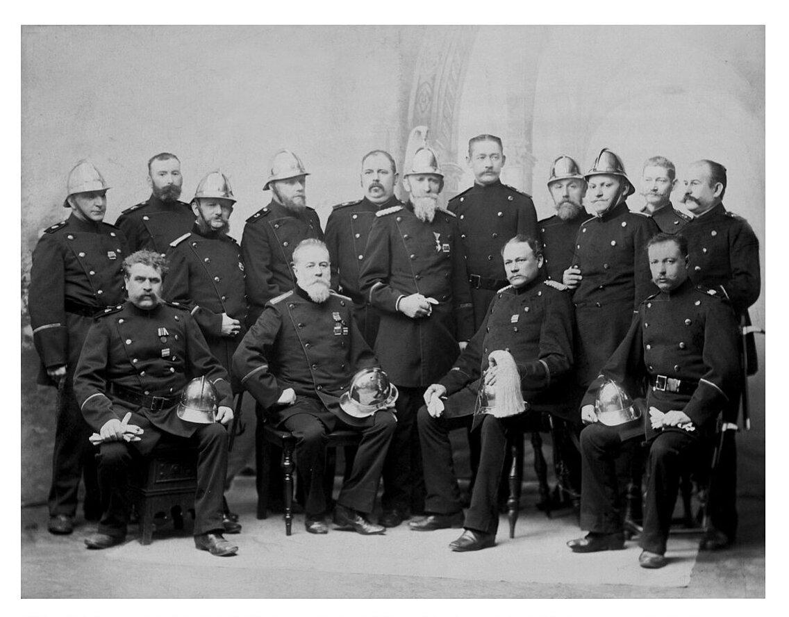 Verwaltungs-Ausschuss der FF München von 1892 bis 1996, in der Mitte stehend mit Messinghelm mit weißem Federbuschen der 1. Vorstand Johann Merkl