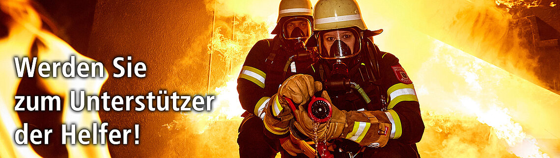 Zwei Feuerwehrleute in Schutzkleidung und Atemschutz vor Flammen, mit Text 'Werden Sie zum Unterstützer der Helfer!' vom Förderverein Zwei Feuerwehrleute in Schutzkleidung und Atemschutz vor Flammen, mit Text 'Werden Sie zum Unterstützer der Helfer!' vom Förderverein