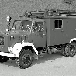 Das Löschgruppenfahrzeug vom „Bund“ - Mit einer Löschgruppe 1/8 besetzt mit einer Feuerlöschpumpe 16/8 S mit 2.400 Liter/min. Förderleistung und einer Tragkraftspritz 8/8 mit großem Schlauchbestand, diente diese Fahrzeug besonders für die Wasserförderung über lange Wegstrecken